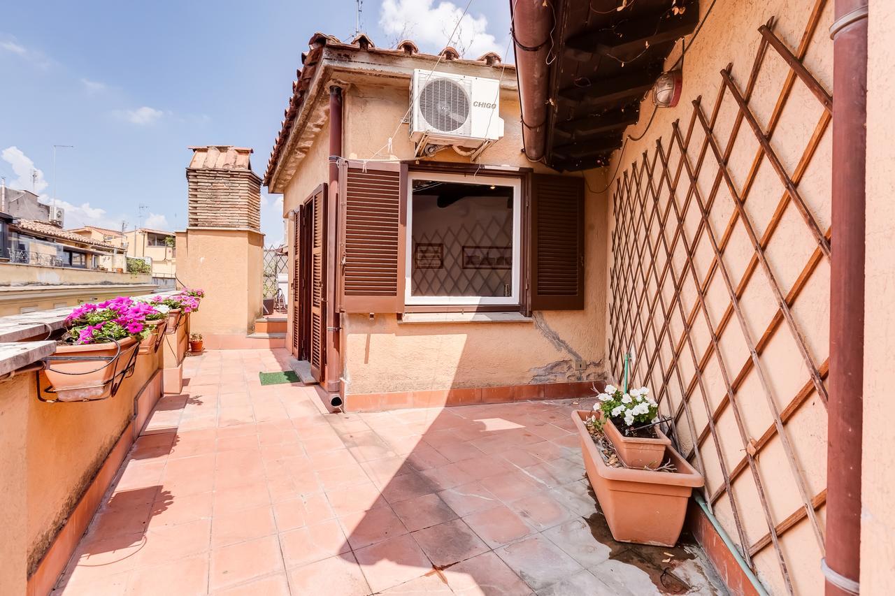 Romantic House With Terrace Exterior foto